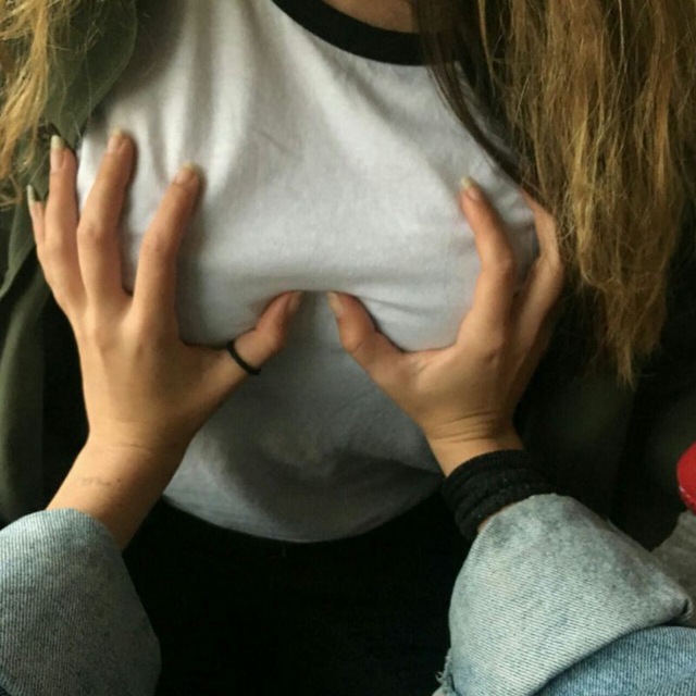 Жена закрыла руками свою грудь фото