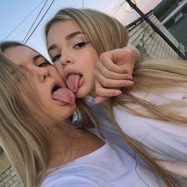 Две Молодые Девушки