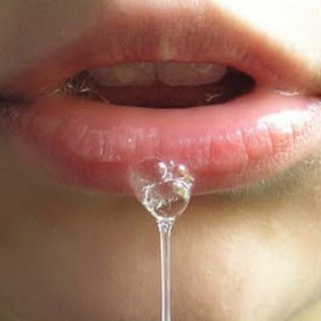 Неповторимая брюнеточка в конце клёвого секса принимает сперму на личико