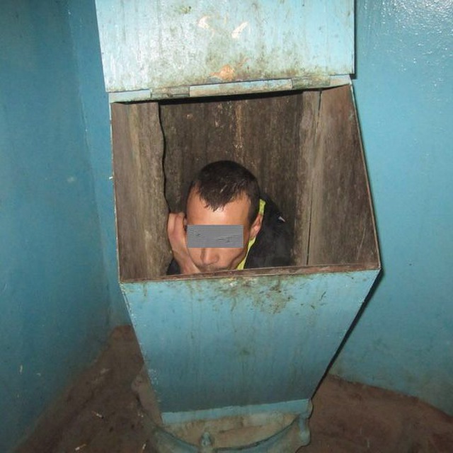 Фото человека в унитазе