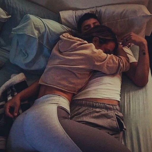 Фото спящей пары в обнимку фото