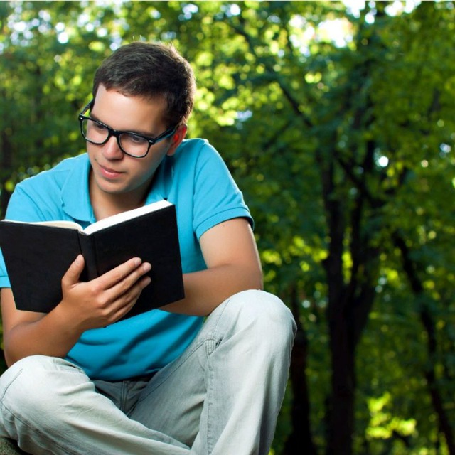 Вижу одно читаю другое. Парень читает книгу. Поза задумчивого человека. Человек читает блог. Book Blogger.