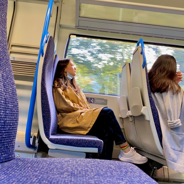 Неспящие в сеуле билеты. Модная девушка путешествует на поезде летом. Travelling by Train. Steigen.