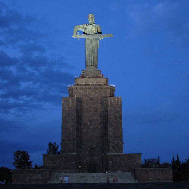 Монумент в ереване фото