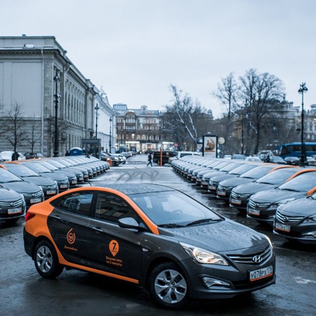 Каршеринг в санкт петербурге. Каршеринг в Москве парковка. Машины Делимобиль в Москве. Свалка Делимобиль. Каршеринг в СПБ фирмы.