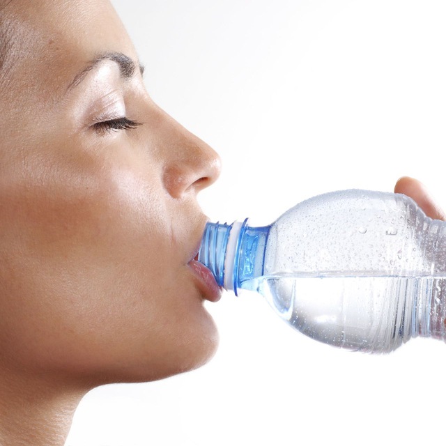 Пить воду при месячных. Пьет воду из бутылки. Человек пьет воду. Жажда воды. Вода и человек.